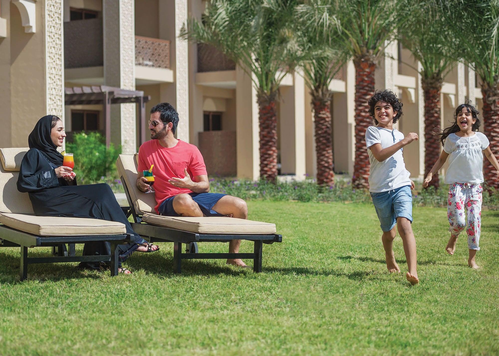 Doubletree By Hilton Resort & Spa Marjan Island Ras al-Khaimah Exterior photo Family at the park