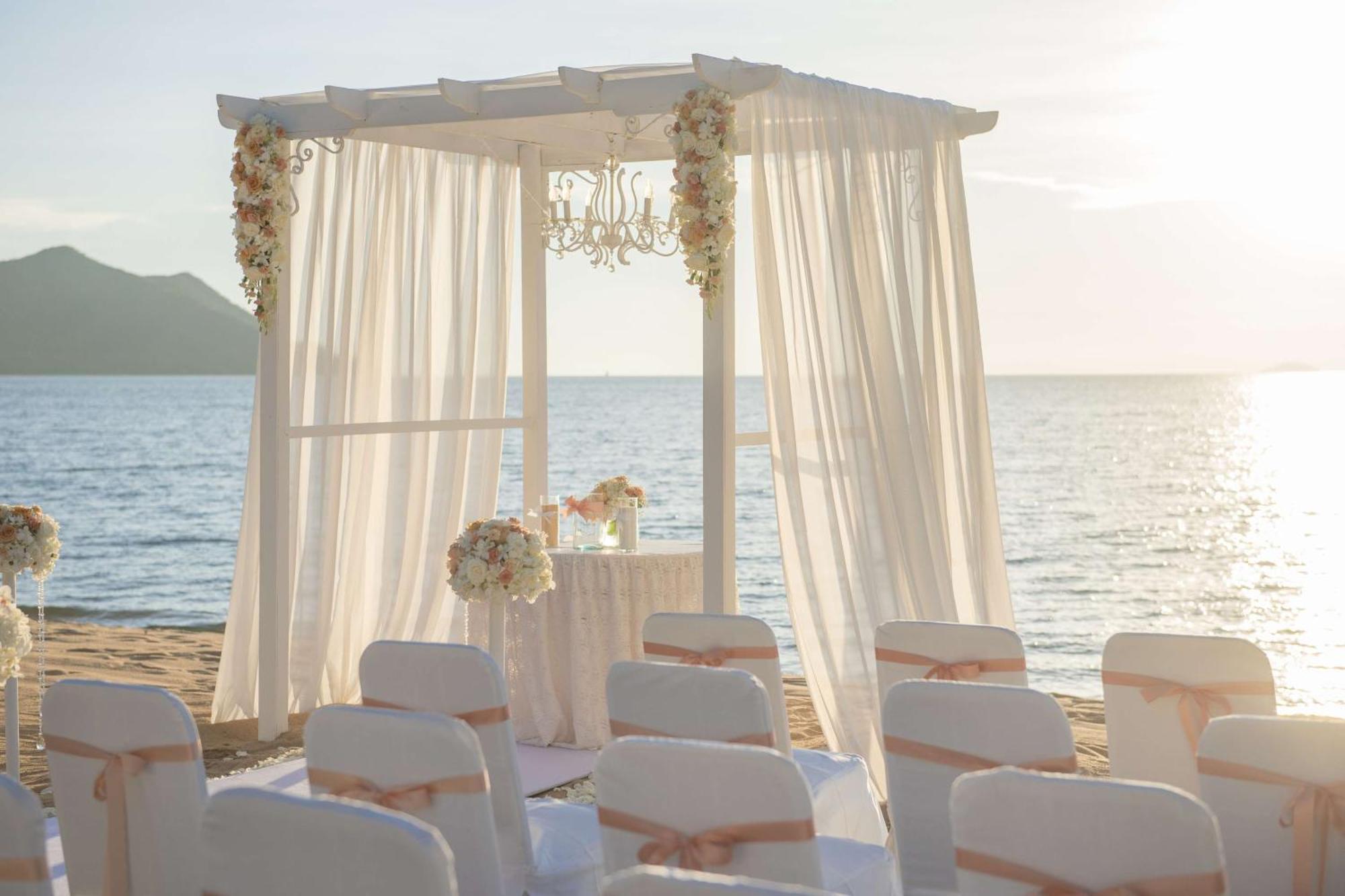 Doubletree By Hilton Resort & Spa Marjan Island Ras al-Khaimah Exterior photo A beach wedding